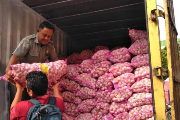 Gelaran operasi pasar yang gencar dilakukan Kementerian Pertanian bersama mitra tersebut sebagai upaya menekan harga bawang putih khususnya di DKI Jakarta agar kembali normal. 