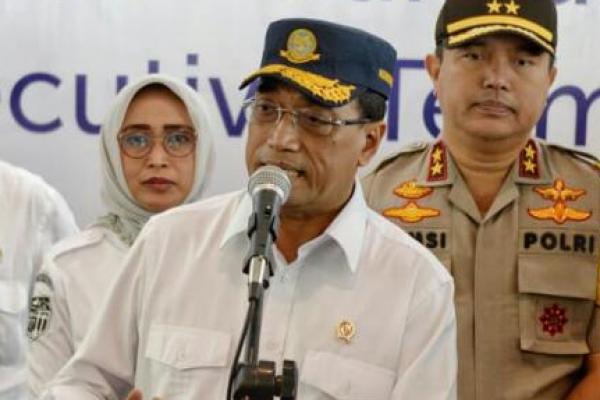 Budi Karya menugaskan Dirjen Perhubungan Udara Polana B. Pramesti dan Direktur Bandar Udara Praminto Hadi untuk melakukan penerbangan percobaan