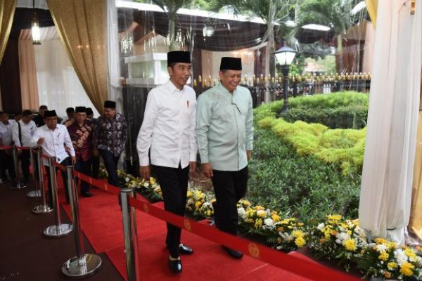 Presiden Jokowi menggaungkan rencana pemindahan ibu kota ke luar Pulau Jawa yang sebelumnya pernah digagas Presiden RI pertama, Soekarno puluhan tahun silam.