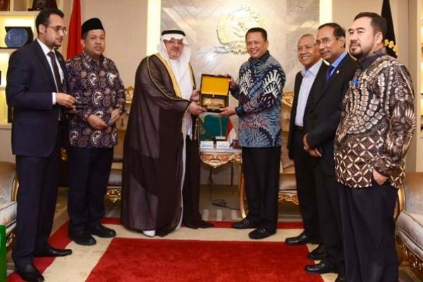 Ketua DPR RI Bambang Soesatyo mencermati nilai total perdagangan Indonesia-Arab Saudi yang pada tahun 2018 mencapai USD 6,1 miliar dapat ditingkatkan di tahun ini dan tahun-tahun mendatang.
