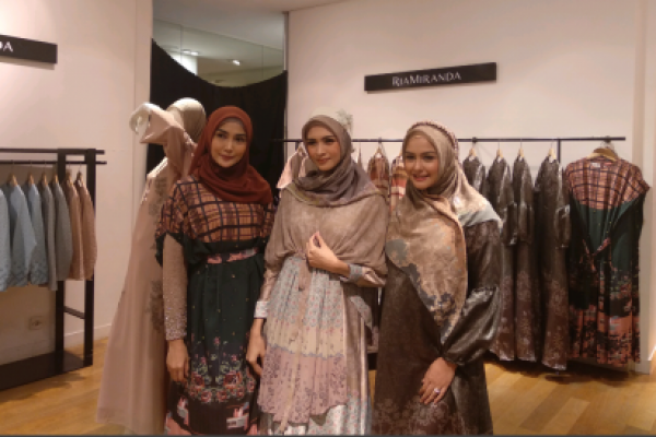 Desainer modest fashion Indonesia Ria Miranda menghadirkan koleksi Raya 2019 bertajuk Diwani khusus untuk Galeries Lafayette.