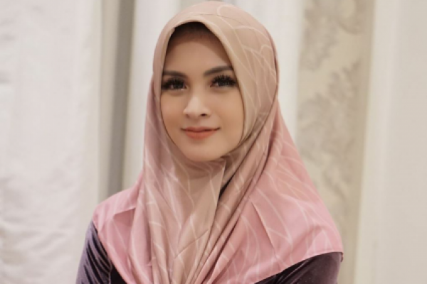 Deretan artis berhijab semakin bertambah, belum lama ini Donita tampil anggun berbalut hijab warna ungu.