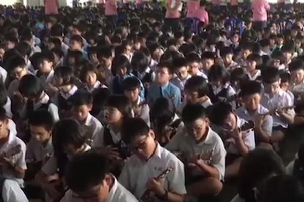 Sebuah sekolah dasar di Malaysia memecahkan Guinness World Record ketika 2.869 siswa menghabiskan 30 menit belajar memainkan lagu 
