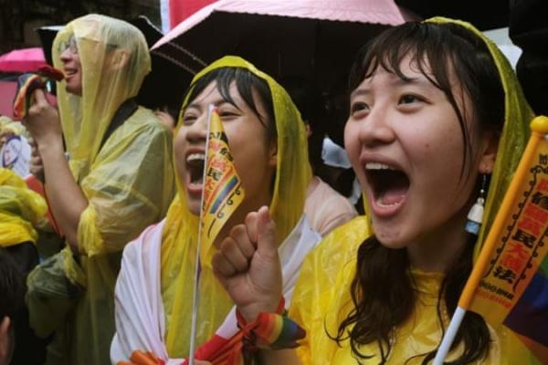 Massa pawai memadati Liberty Square Taipei selama satu jam dengan mengenakan masker wajah berwarna pelangi, warna identitas kaum LGBTQ.
