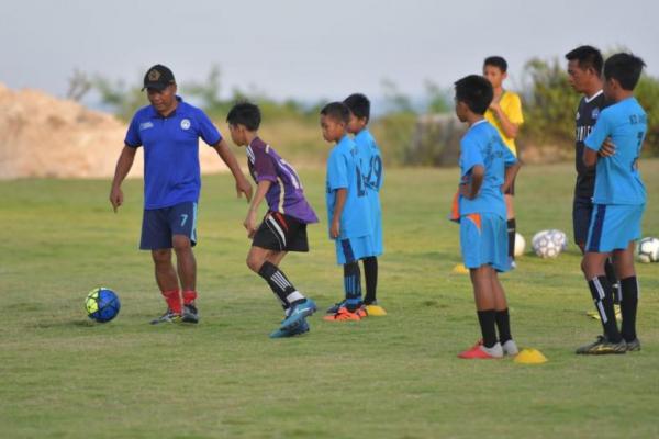 Desa Kutuh, Kecamatan Kuta Selatan, Kabupaten Badung, Bali memanfaatkan dana desa tahun 2018 untuk membangun sebuah lapangan sepak bola.
