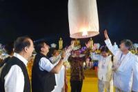 Hasto Bersama Dubes Thailand Lepas Ribuan Lampion Waisak di Candi Borobudur