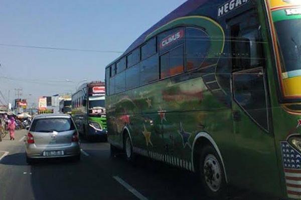 IPOMI menilai kebijakan jalur satu arah tol Trans Jawa tersebut mengancam optimalisasi ritase atau pemberangkatan bus.