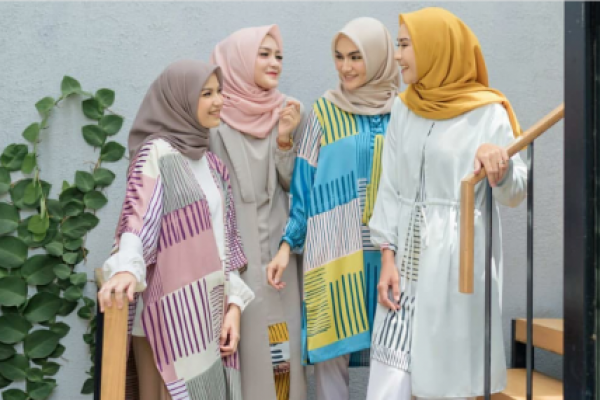 Banyak undangan buka bersama dari teman-teman tercinta, bingung pakai gaya hijab apa, contek tiga gaya ini yuk.