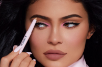 Gurita Bisnis Kosmetik Kylie Jenner