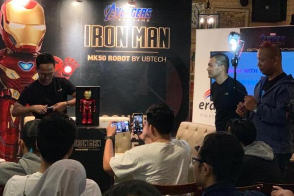Robot Iron Man dapat berjalan, berbicara, ditambah dengan pengalaman realitas membawa karakter favorit para penggemar menjadi hidup.