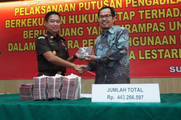 Lembaga Pengelola Dana Bergulir (LPDB-KUMKM) menerima uang pengganti kerugian negara yang diserahkan oleh Kejaksaan Negeri (Kejari) Surabaya senilai lebih dari Rp 400 juta