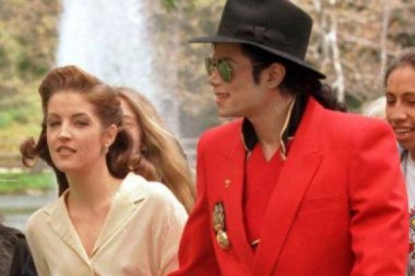 Pada 26 Mei 1994, Michael Jackson dan Lisa Marie Presley, satu-satunya anak Elvis Presley, menikah di Republik Dominika. Mereka bercerai dua tahun kemudian.