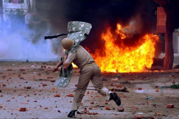 Polisi mengatakan, ribuan pendukung BJP dan Partai Kongres Trinamool terlibat saling melempar batu, dan menyerang satu sama lain dengan tongkat.
