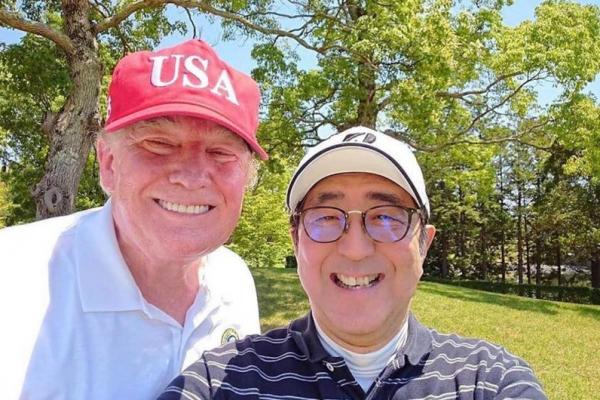 Pada kunjungan kenegaraan empat hari ke Jepang, Presiden Trump menunggangi helikopter Marine One di Tokyo dan bertolak ke selatan ke Mobara Country Club untuk bermain golf bersama Abe.