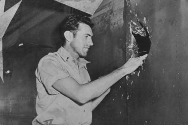 Pada tanggal 27 Mei 1943, mantan pelari jarak jauh Olimpiade B-24 Louis Zamperini jatuh di Samudera Pasifik selama misi penyelamatan