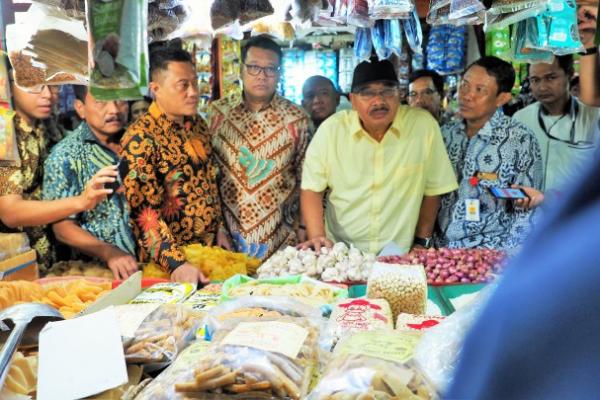 Komisi VI DPR RI memantau langsung pasokan sembilan bahan pokok (sembako) di pasar tradisional di Surabaya dan Gudang Perum BULOG Provinsi Jawa Timur.