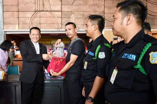 Ketua DPR RI Bambang Soesatyo (Bamsoet) menyerahkan bantuan 1.810 paket sembako kepada berbagai petugas di lingkungan DPR RI, mulai dari security (pengamanan dalam/Pamdal), kebersihan, taman dan office boy.