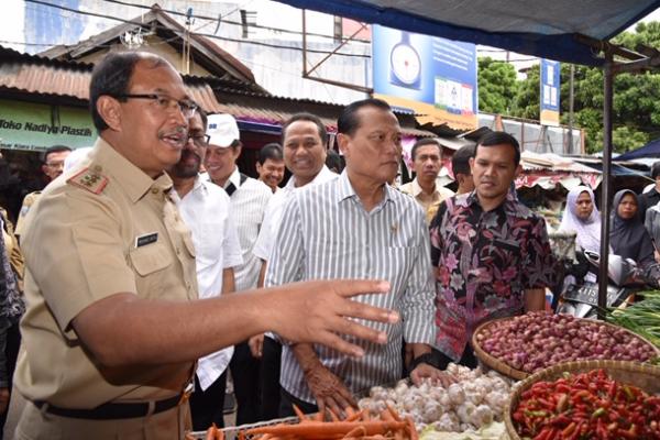 Anggota Komisi VI DPR RI Adang Daradjatun mengatakan bahwa harga ketersediaan bahan pokok di Bandung masih dalam kondisi yang tidak stabil.