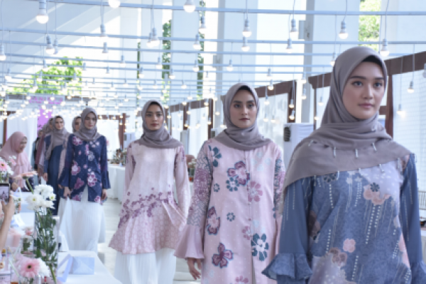 Sudah menyiapkan hijab untuk Lebaran? Diprediksi hijab motif masih disukai banyak penggunanya.