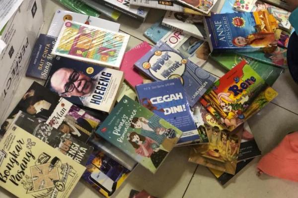 Kemdikbud membagikan buku bacaan gratis kepada para pemudik di Stasiun Gambir, Jakarta, pada Senin (27/5) kemarin.