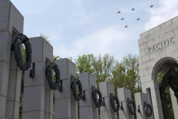 Pada tanggal 29 Mei 2004, peringatan Perang Dunia II Nasional didedikasikan di National Mall di Washington. Ribuan veteran perang, yang berakhir hampir 59 tahun sebelumnya, menghadiri upacara tersebut.