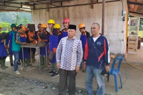 Bupati Lombok Timur Sukiman Azmy meninjau langsung Pelaksanaan PBK di daerah terdampak gempa di Kecamatan Sembalun, Kabupaten Lombok Timur, NTB, Jumat