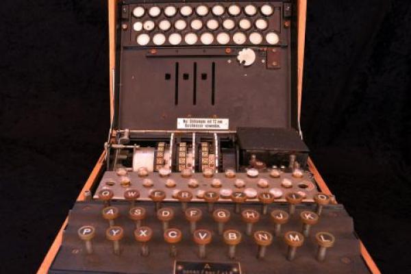 Mesin Enigma (M3) desain rotor tiga sandi yang jarang digunakan oleh Jerman selama Perang Dunia II (foto) akan dilelang secara online pada hari Kamis.