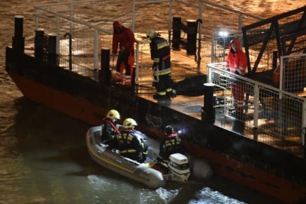 Tujuh orang tewas dan 19 lainnya hilang setelah sebuah kapal wisata tenggelam di Sungai Danube di Budapest pada Rabu malam.