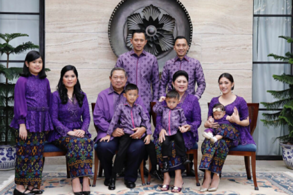 Tak hanya dikenal dekat dengan menantu dan juga para cucu, Ani Yudhoyono kerap menunjukkan kehangatan keluarga dengan baju warna senada.