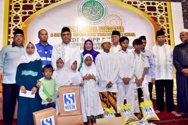 Badan Komunikasi Pemuda Remaja Masjid Indonesia (BKPRMI) menyerahkab bingkisan kepada 2.000 anak yatim dan dhuafa, yang dilaksanakan di mesjid Istiqlal Jakarta, Jumat (31/05).