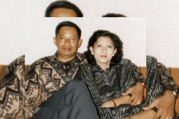 Salah satu status Ani Yudhoyono, Ini lho foto diri Ani Sarwo Edhie yang kelak menjelma menjadi Ani Yudhoyono. Mudah-mudahan tidak penasaran lagi. 
