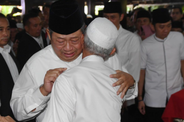 Tangis kehilangan SBY untuk sang istri tercinta mengalirkan simpatik dari banyak pihak. 