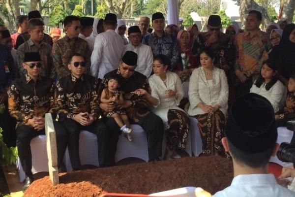 Presiden keenam Susilo Bambang Yudhoyono (SBY) mengenang almarhum sang istri, Kristiani Herrawati alias Ani Yudhoyono ketika masih menjalani perawatan di Rumah Sakit Singapura.