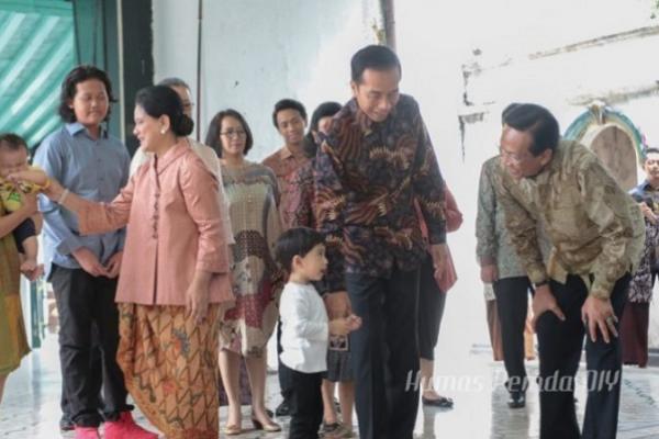 Presiden Jokowi dan Ibu Negara Iriana Jokowi bersama cucunya Jan Ethes menemui Gubernur DIY Sri Sultan Hamengku Buwono X di Keraton Ngayogya Hadiningrat.
