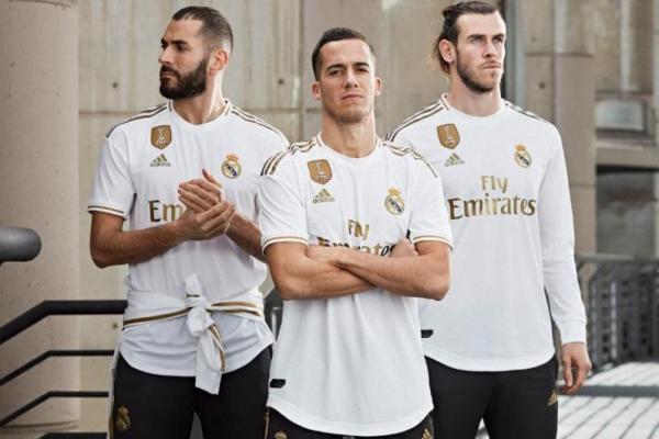 Ini bukan kali pertama Los Blancos mengenakan garis emas di jersey mereka. Tujuh tahun lalu, pada musim 2011/2012, Madrid juga mengenakan warna serupa.