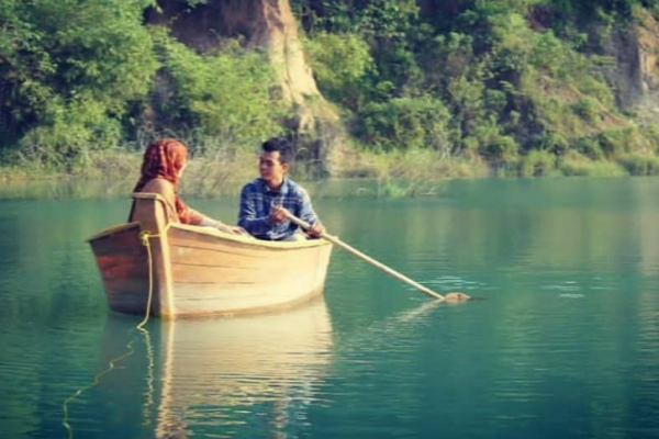 Waktu libur masih ada satu hari lagi, sudah wisata kemana sajakah Anda? nah bagi Anda yang tinggal di Tangerang bisa coba ke Danau Biru Cigaru.