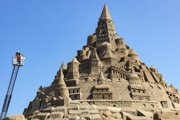 Sebuah tim seniman internasional bekerja bersama di Jerman untuk membangun istana pasir setinggi 57,94 kaki yang memecahkan Guinness World Record.