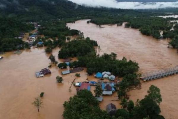 Saat ini jumlah korban 1.091 kepala keluarga (KK) yang terdiri atas 4.198 jiwa. Banjir menyebabkan 72 unit rumah hilang, 1.300 kediaman warga rusak parah.