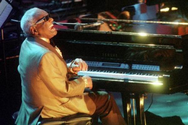 Pada 10 Juni 2004, Ray Charles, seorang penyanyi-pianis Grammy 12 kali yang memelopori campuran negara dan R&B, meninggal di rumahnya di Beverly Hills, California. Dia berusia 73 tahun.