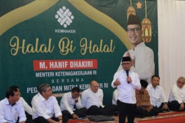 Menaker Hanif saat halalbihalal dengan pegawai Kemnaker di Jakarta, Senin (10/06).