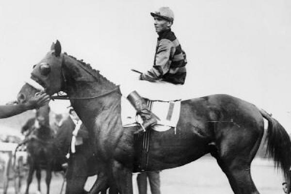 Pada 11 Juni 1919, Sir Barton menjadi kuda pertama yang memenangkan Triple Crown ras balap.