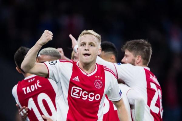 Donny Van De Beek mengungkapkan ia akan memakai nomor punggung 34 untuk menghormati mantan rekan setimnya di Ajax