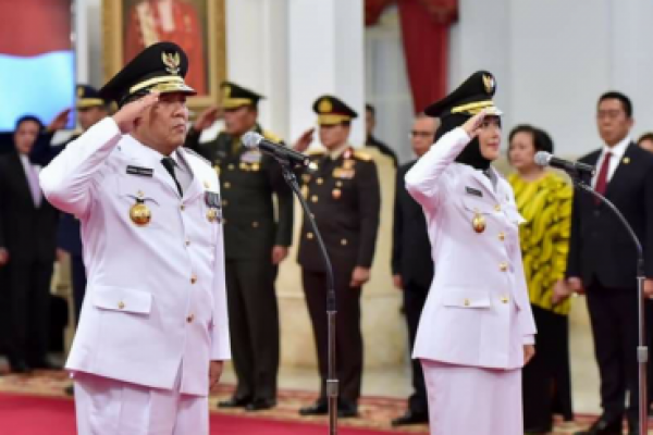 Presiden Jokowi dan Wapres Jusuf Kalla memimpin kirab sebelum melantik Gubernur dan Wakil Gubernur Lampung, di Istana Negara.
