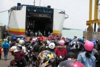 Ribuan Penumpang Padati Pintu Masuk Kapal Pelabuhan Bakauheni Lampung
