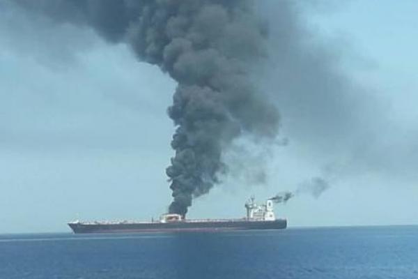 Angkatan laut Amerika Serikat menyebutkan, dua kapal tanker minyak rusak Kamis dalam serangan yang dilaporkan di lepas pantai Oman
