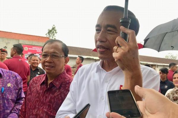 Presiden Joko Widodo (Jokowi) didampingi Gubernur Bali Wayan Koster, melakukan peninjauan ke lokasi Proyek Revitalisasi Pasar Sukawati di Gianyar, Jumat (14/6).