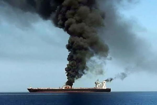 Ledakan tersebut dilaporkan mengenai tubuh kapal yang mengakibatkan kerusakan parah pada dua tangki utama kapal. 