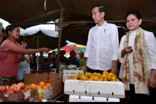 Jokowi berharap renovasi Pasar Sukowati bisa selesai tahun depan menjadi sebuah pasar yang bersih dan tertata.
