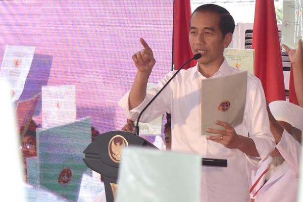 Presiden Jokowi menyerahkan langsung sebanyak 3.000 sertifikat hak atas tanah bagi masyarakat dari sejumlah wilayah di Provinsi Bali.
