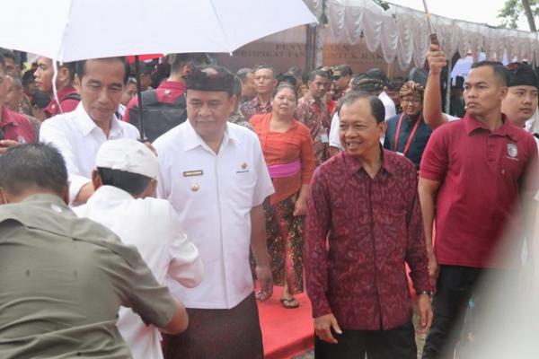 Presiden Jokowi didampingi ibu negara Ny. Hj. Iriana Jokowi bersama Gubernur Bali Wayan Koster dan Ny. Putri Suastini Koster menyerahkan secara simbolis 3000 sertifikat bidang tanah se-Bali.